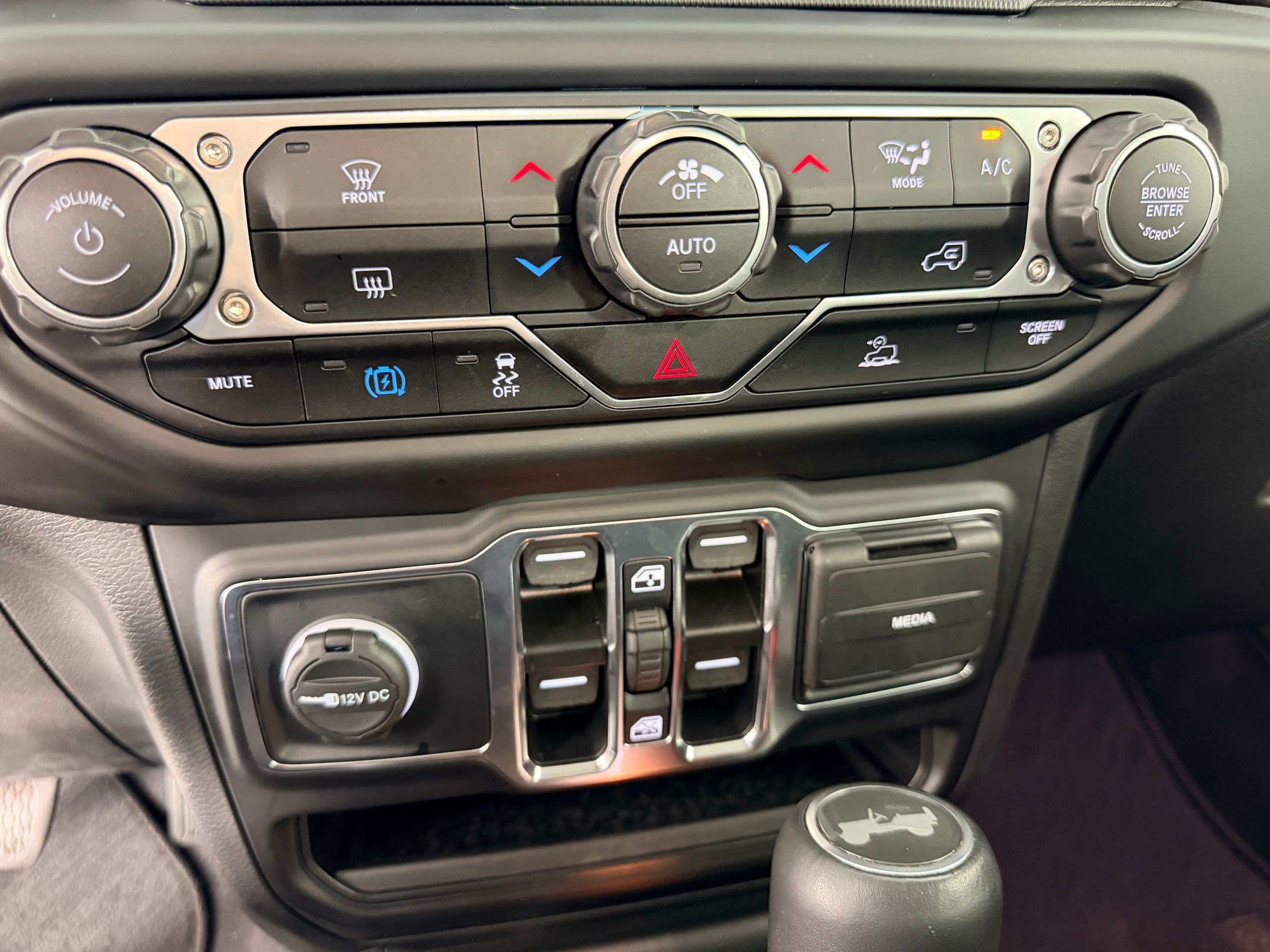 Used 2022 Jeep Wrangler Unlimited Sahara AWD/4WD image 19