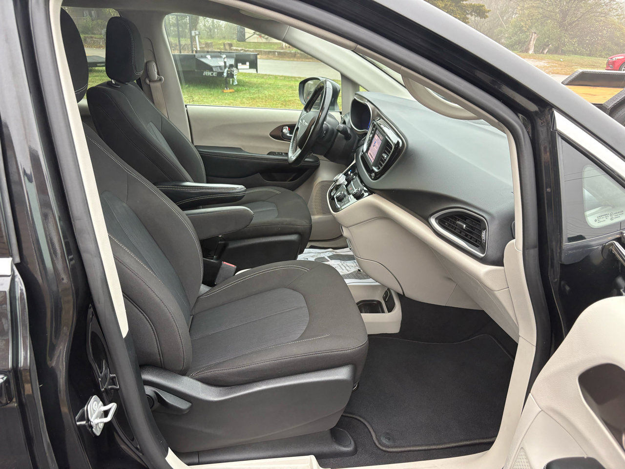 Used 2022 Chrysler Voyager LX image 29