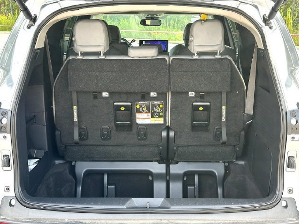 Certified 2025 Toyota Sienna XLE FWD image 32