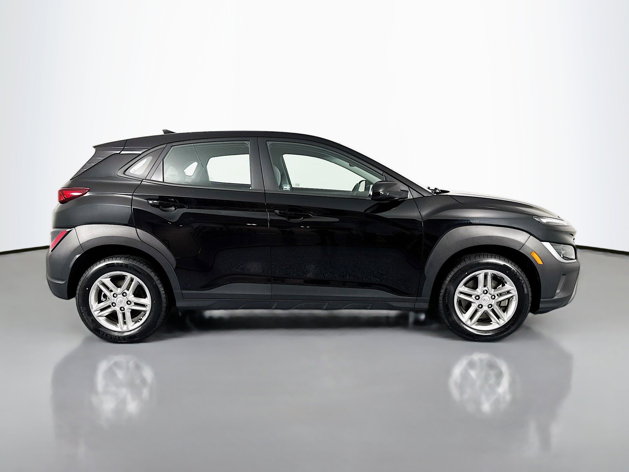 Used 2022 Hyundai Kona SE image 4