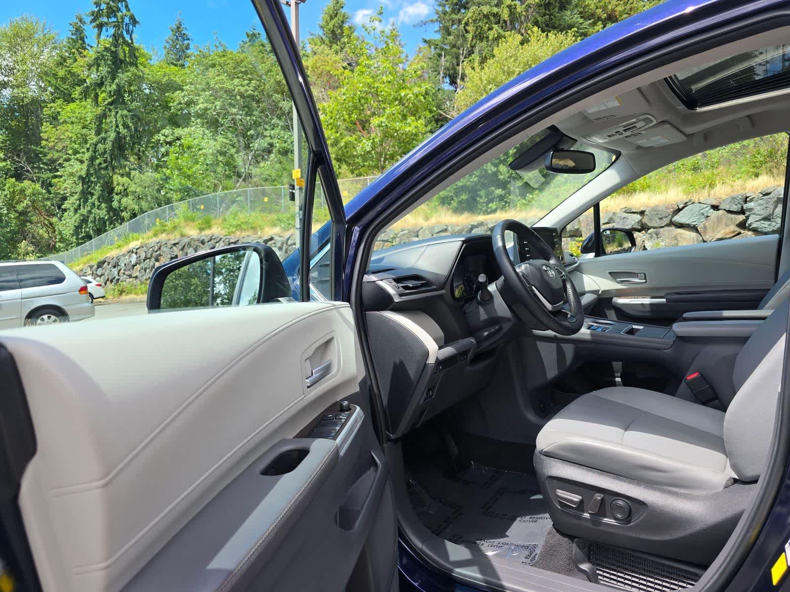 Used 2023 Toyota Sienna XLE AWD/4WD image 23