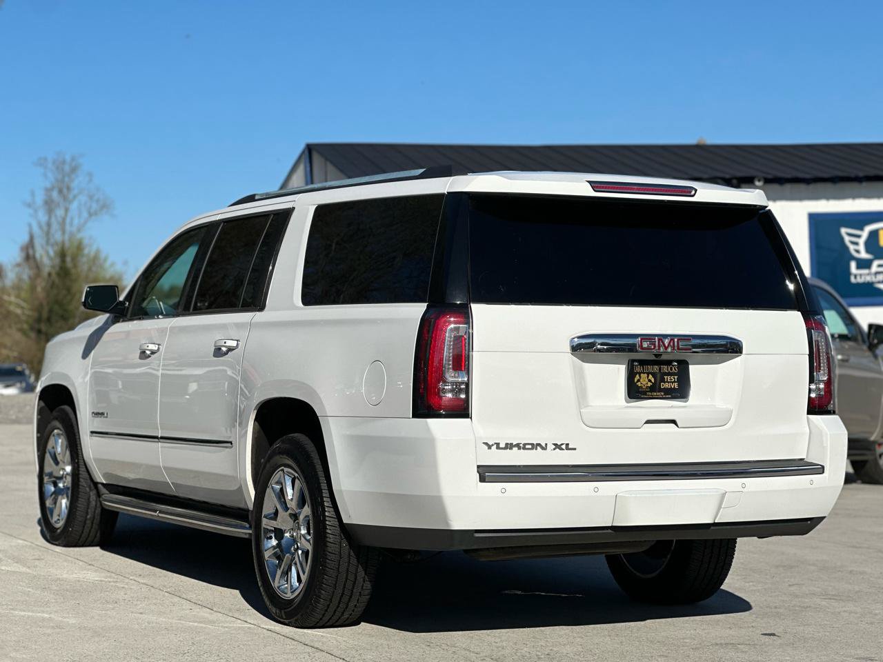 Used 2015 GMC Yukon XL Denali w/ Touring Package AWD/4WD image 5