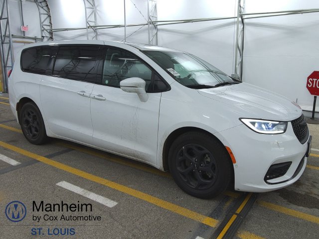 Used 2022 Chrysler Pacifica Limited w/ Uconnect Theater Family Group FWD image 3