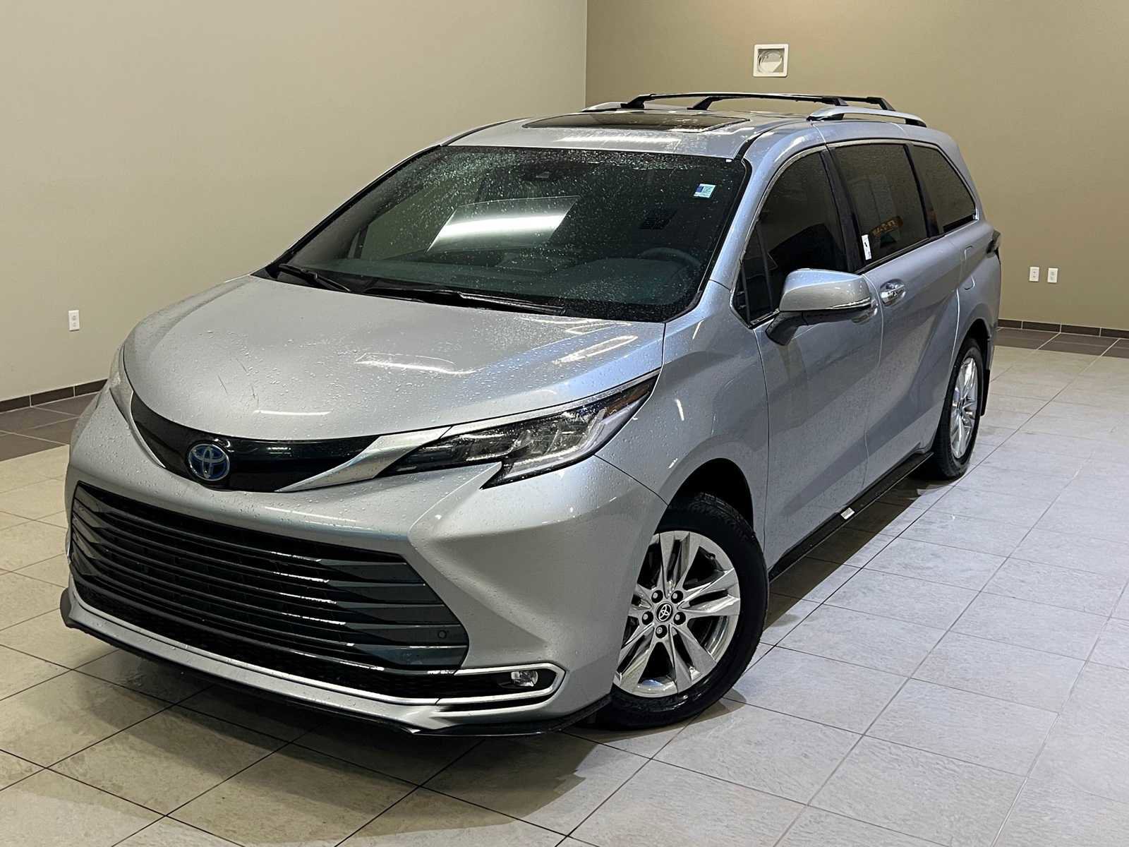 Used 2025 Toyota Sienna Limited image 1