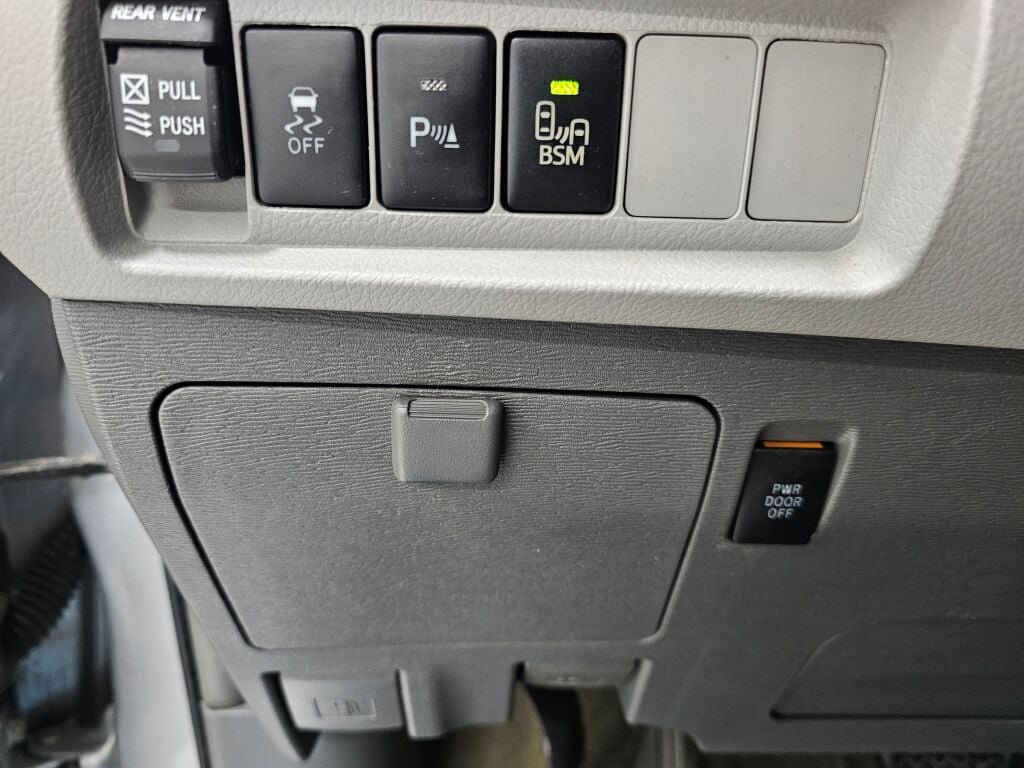 Used 2015 Toyota Sienna XLE Premium FWD image 28