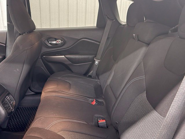 Used 2019 Jeep Cherokee Latitude w/ Cold Weather Group FWD image 11