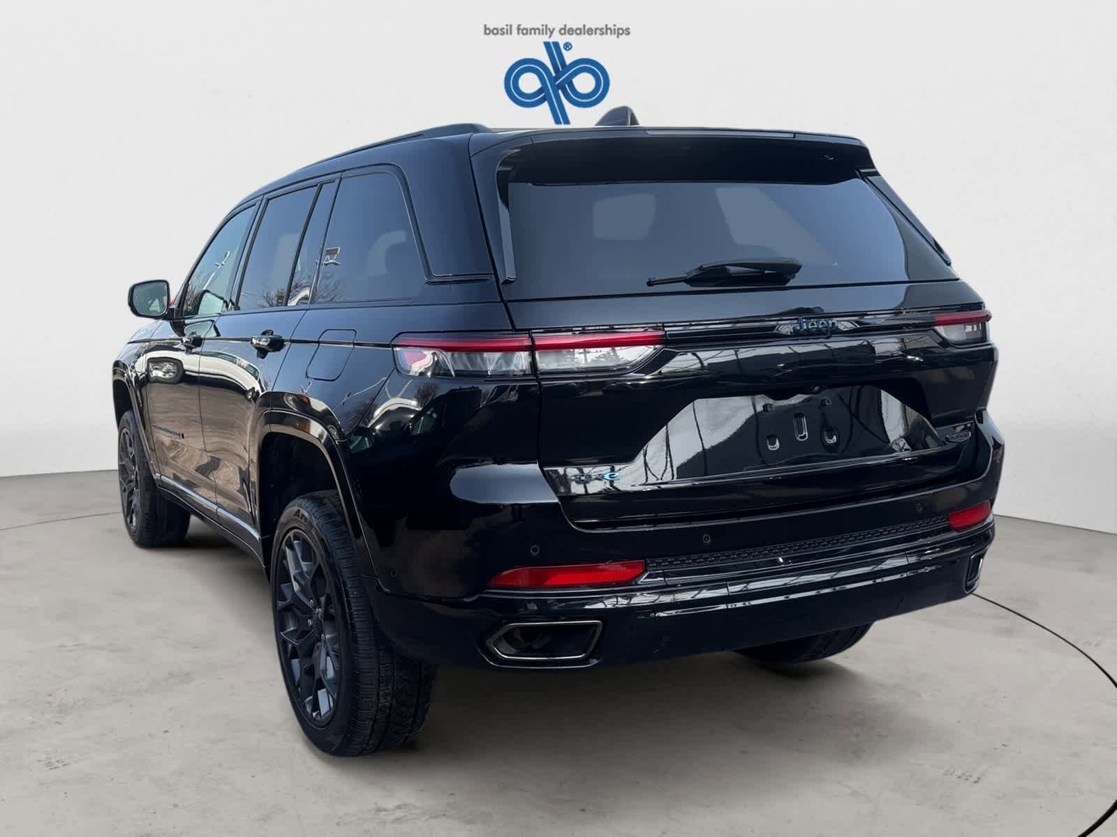Used 2023 Jeep Grand Cherokee Summit w/ High Altitude Package AWD/4WD image 3