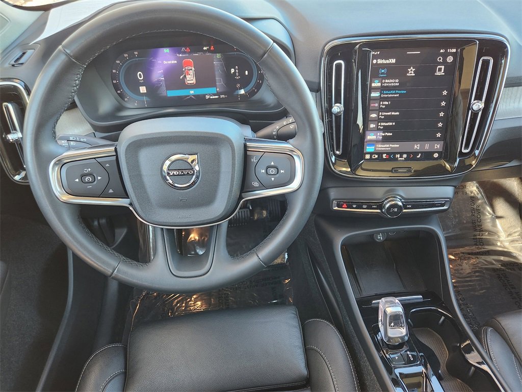 Used 2023 Volvo XC40 B5 Ultimate image 2