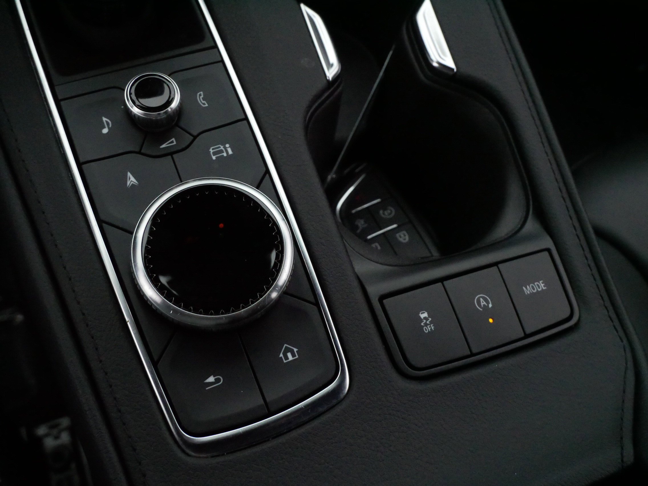 Used 2025 Cadillac XT4 Premium Luxury image 28