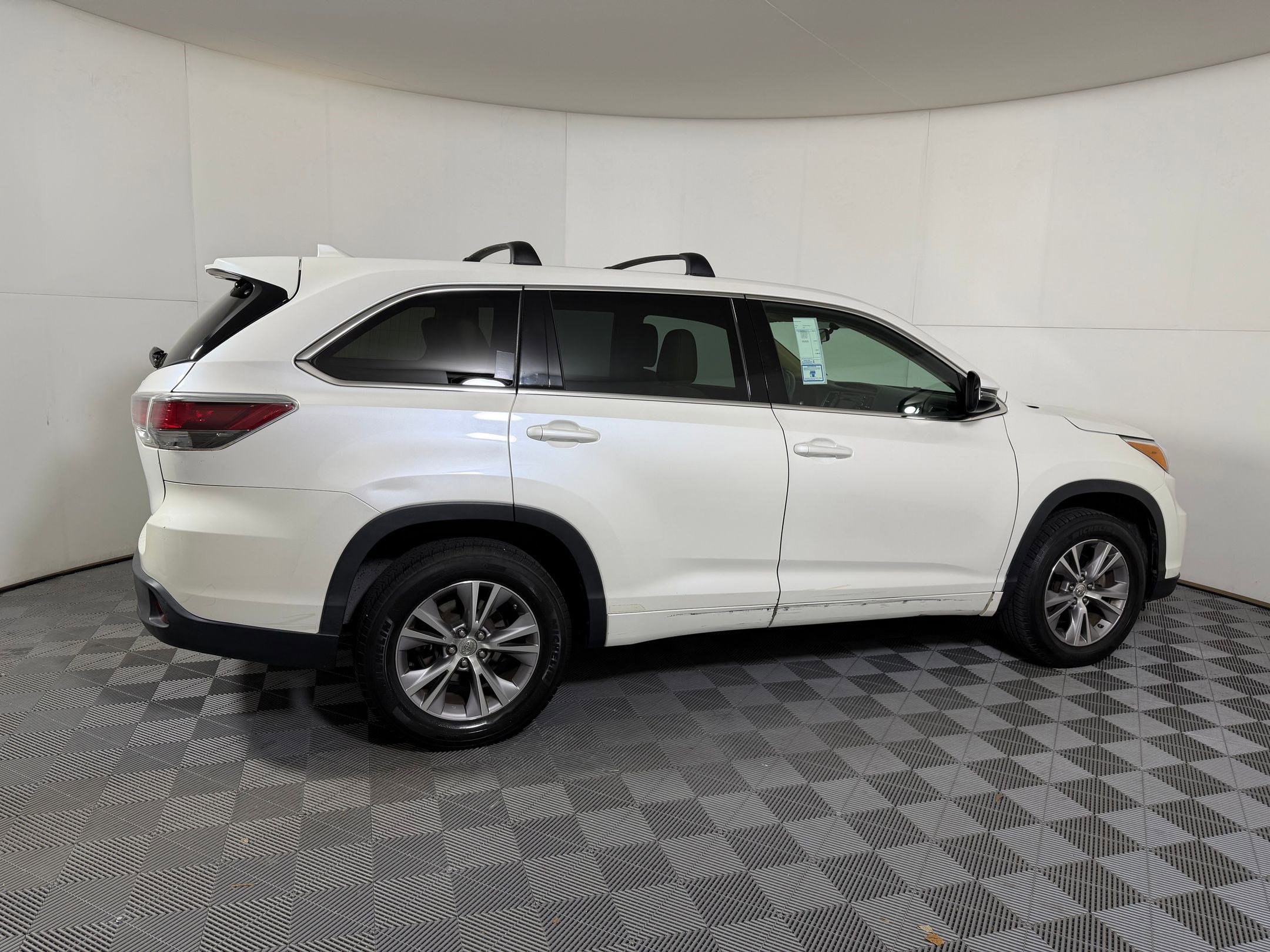 Used 2015 Toyota Highlander Plus FWD image 19
