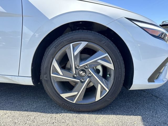 Used 2025 Hyundai Elantra SEL FWD image 12