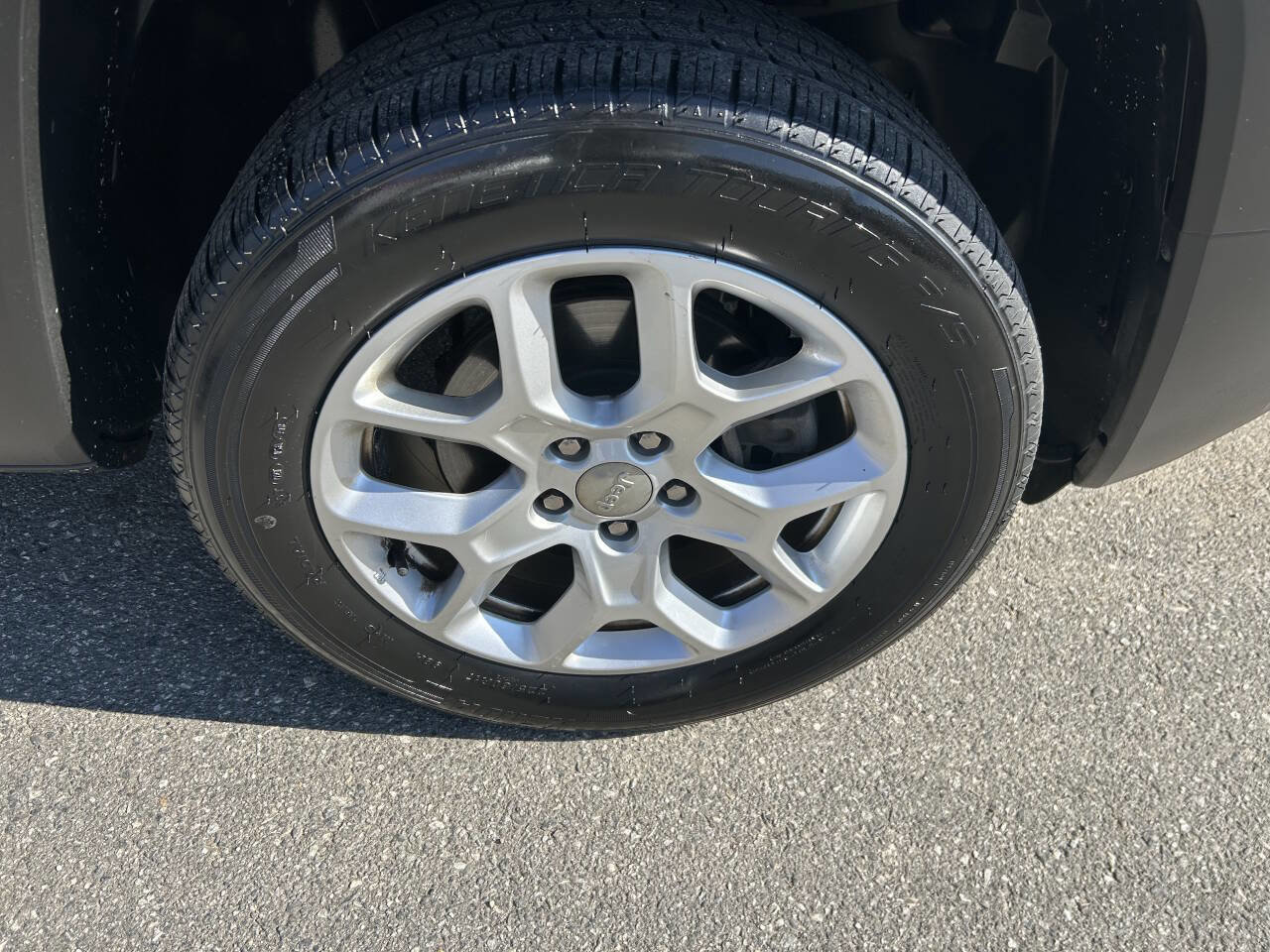 Used 2018 Jeep Renegade Latitude w/ Cold Weather Group AWD/4WD image 13
