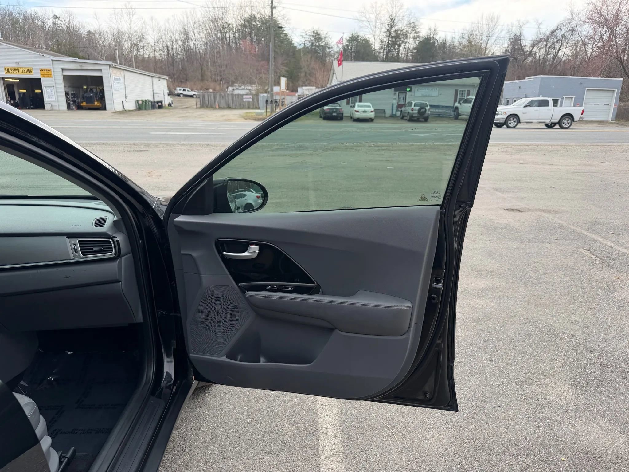 Used 2019 Kia Niro EX image 16