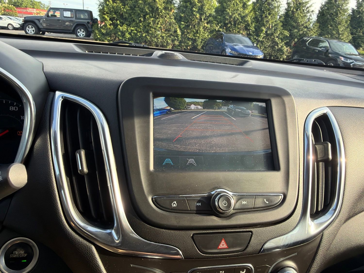 Used 2018 Chevrolet Equinox LT FWD image 17