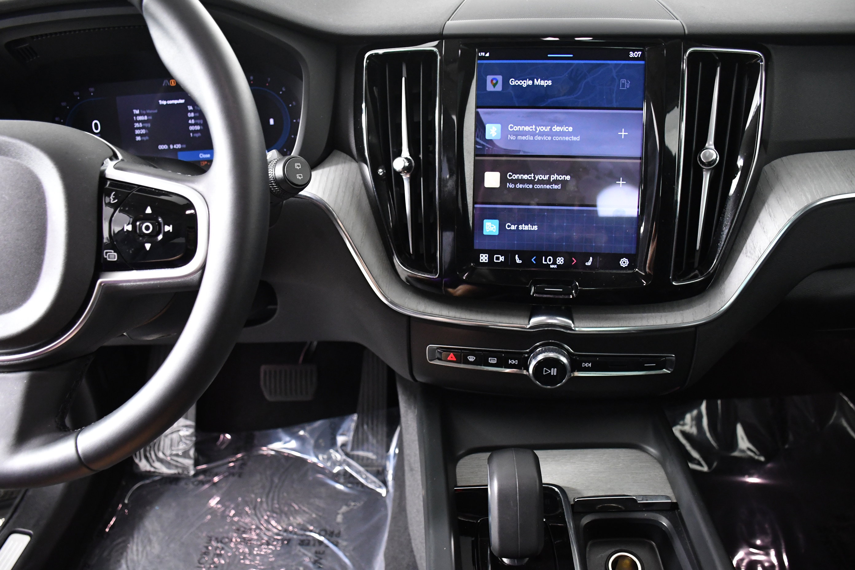 Used 2025 Volvo XC60 B5 Plus image 16