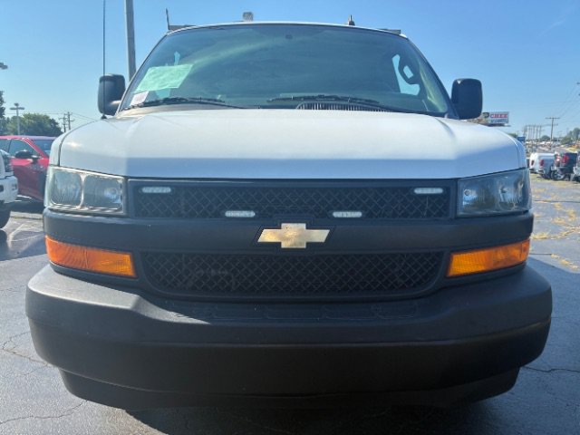 Used 2021 Chevrolet Express 3500 w/ Driver Convenience Package RWD image 2