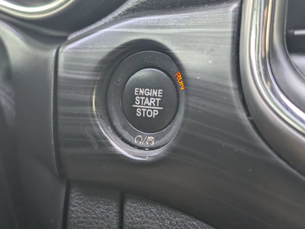 Used 2021 Jeep Grand Cherokee Laredo AWD/4WD image 17