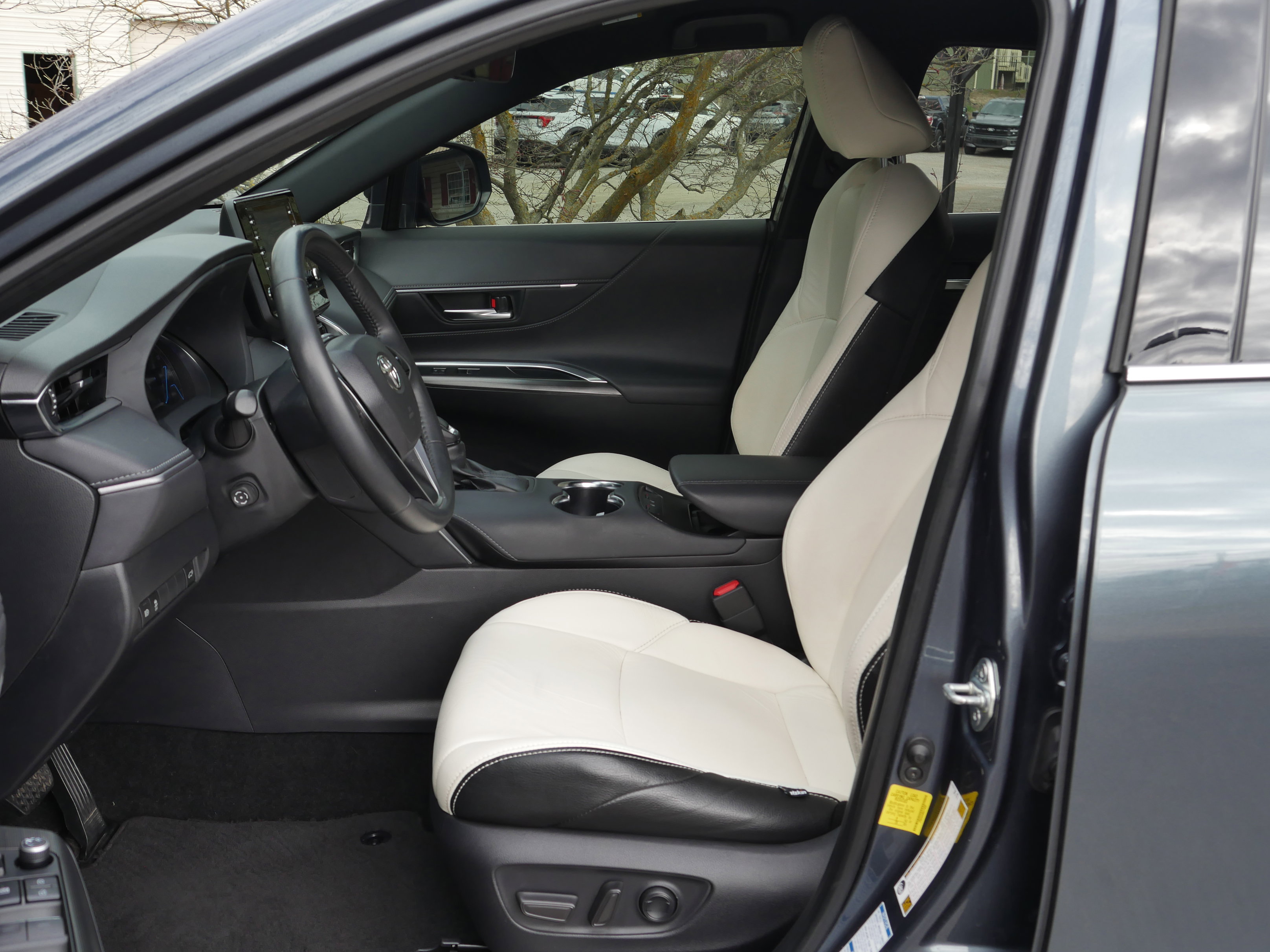 Used 2022 Toyota Venza XLE AWD/4WD image 3
