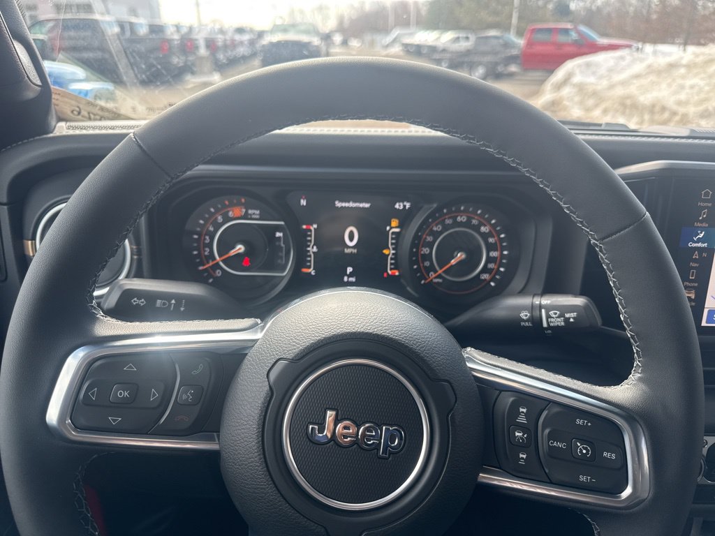 Used 2025 Jeep Wrangler Unlimited Sahara AWD/4WD image 13