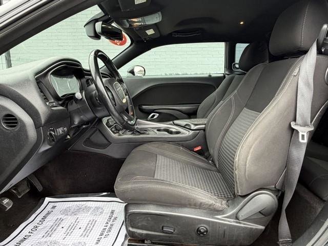 Used 2016 Dodge Challenger SXT image 10