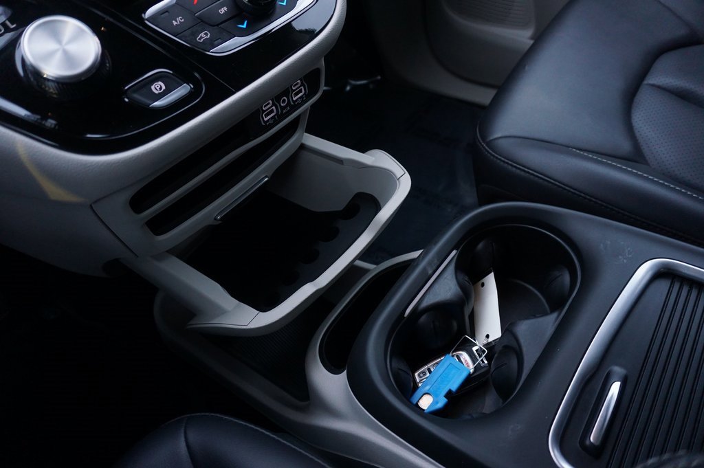 Used 2024 Chrysler Pacifica Touring-L image 17