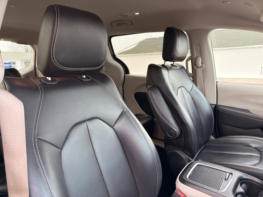 Used 2023 Chrysler Pacifica Touring-L image 43