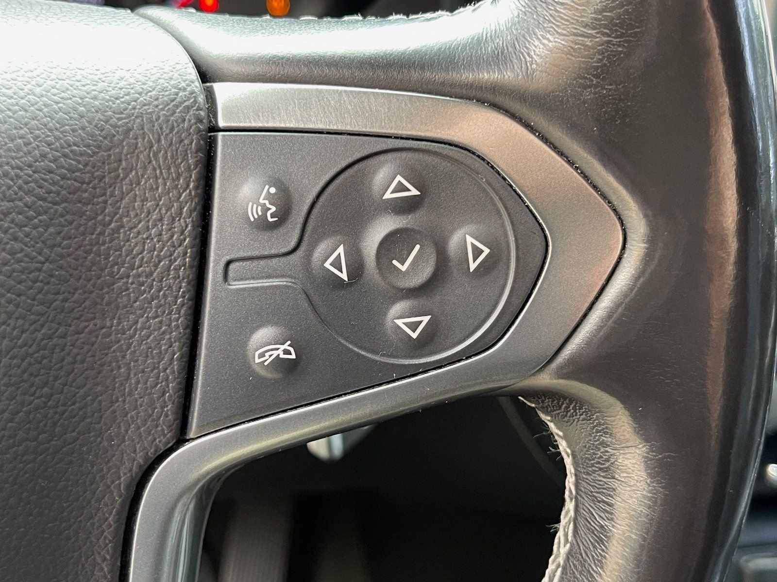 Used 2018 Chevrolet Silverado 1500 LTZ Z71 w/ LTZ Plus Package AWD/4WD image 32