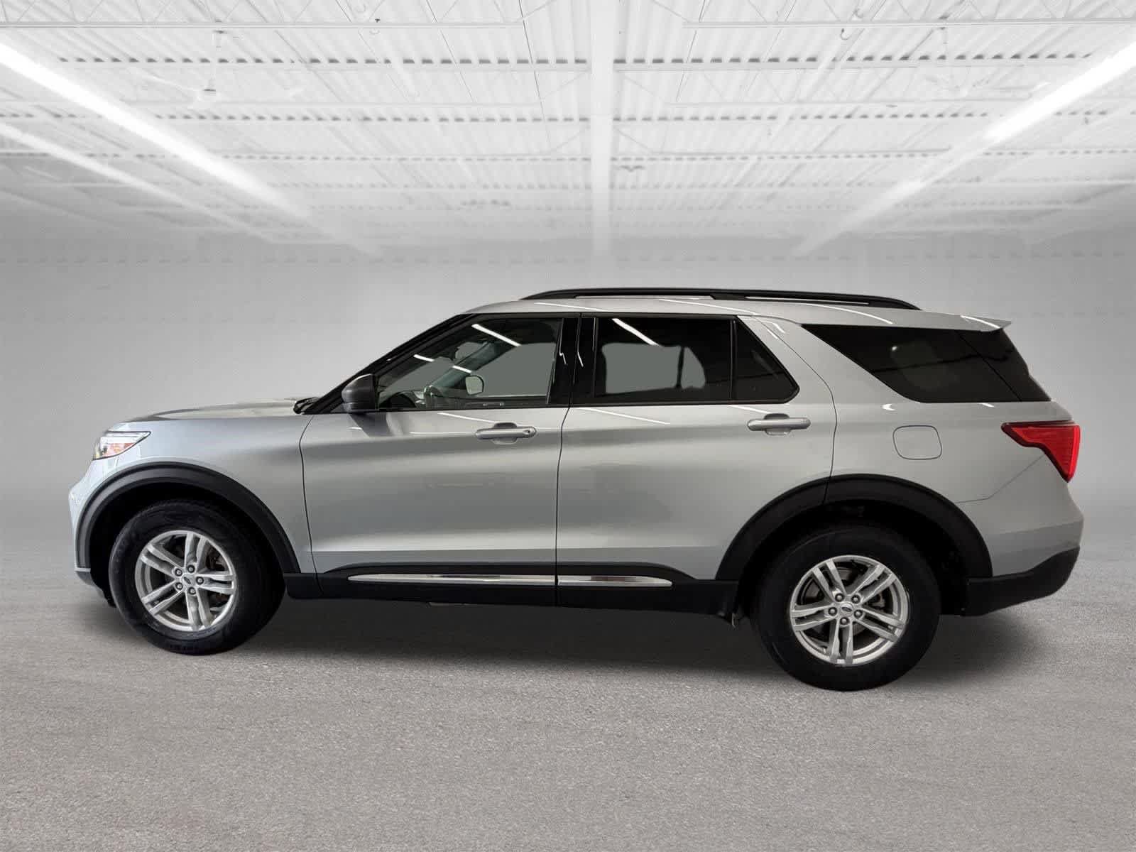 Used 2022 Ford Explorer XLT w/ Equipment Group 202A AWD/4WD image 2