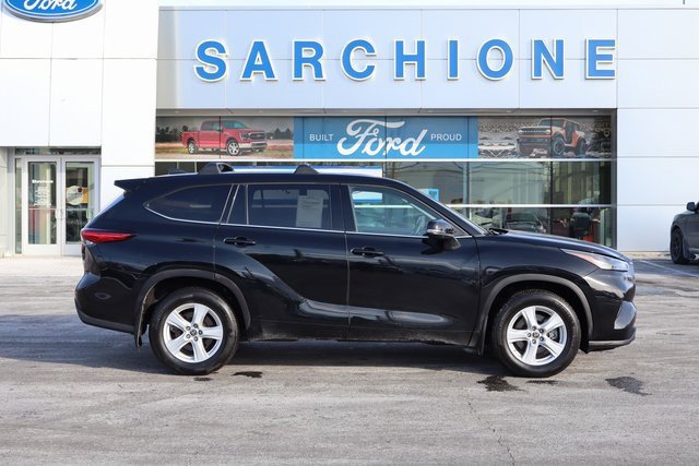 Used 2022 Toyota Highlander LE image 2