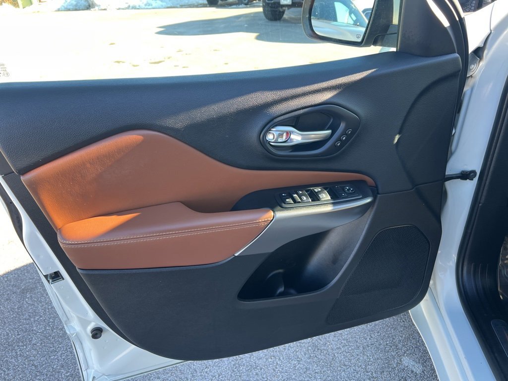 Certified 2019 Jeep Cherokee Overland image 18