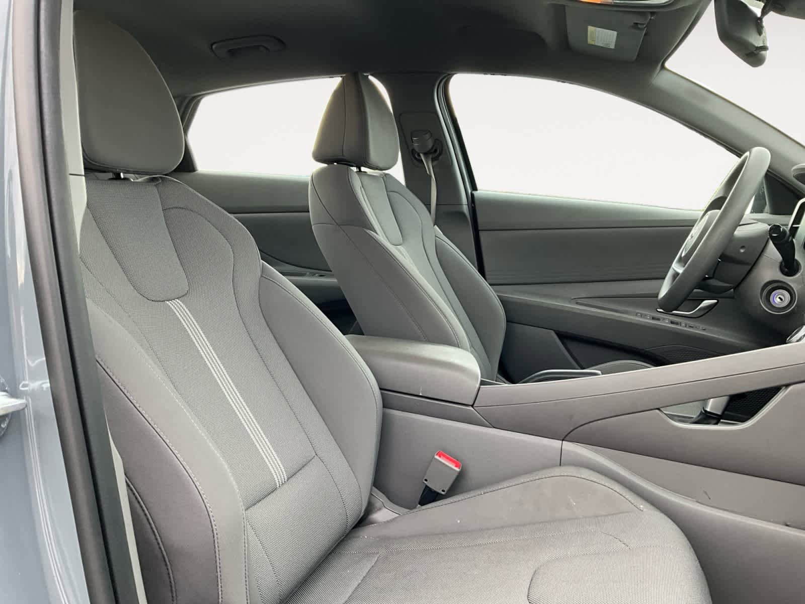 Used 2022 Hyundai Elantra SE FWD image 13