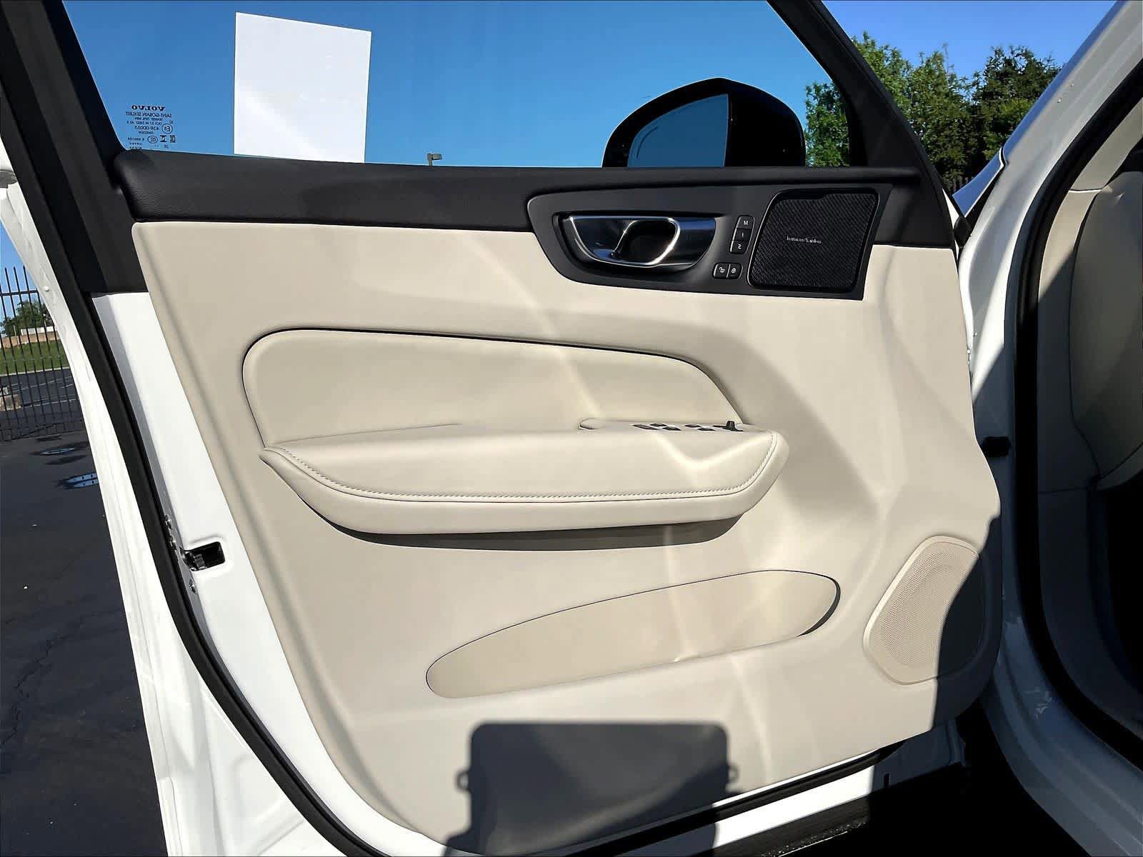 New 2026 Volvo XC60 T8 Ultra w/ Protection Package Premier AWD/4WD image 24