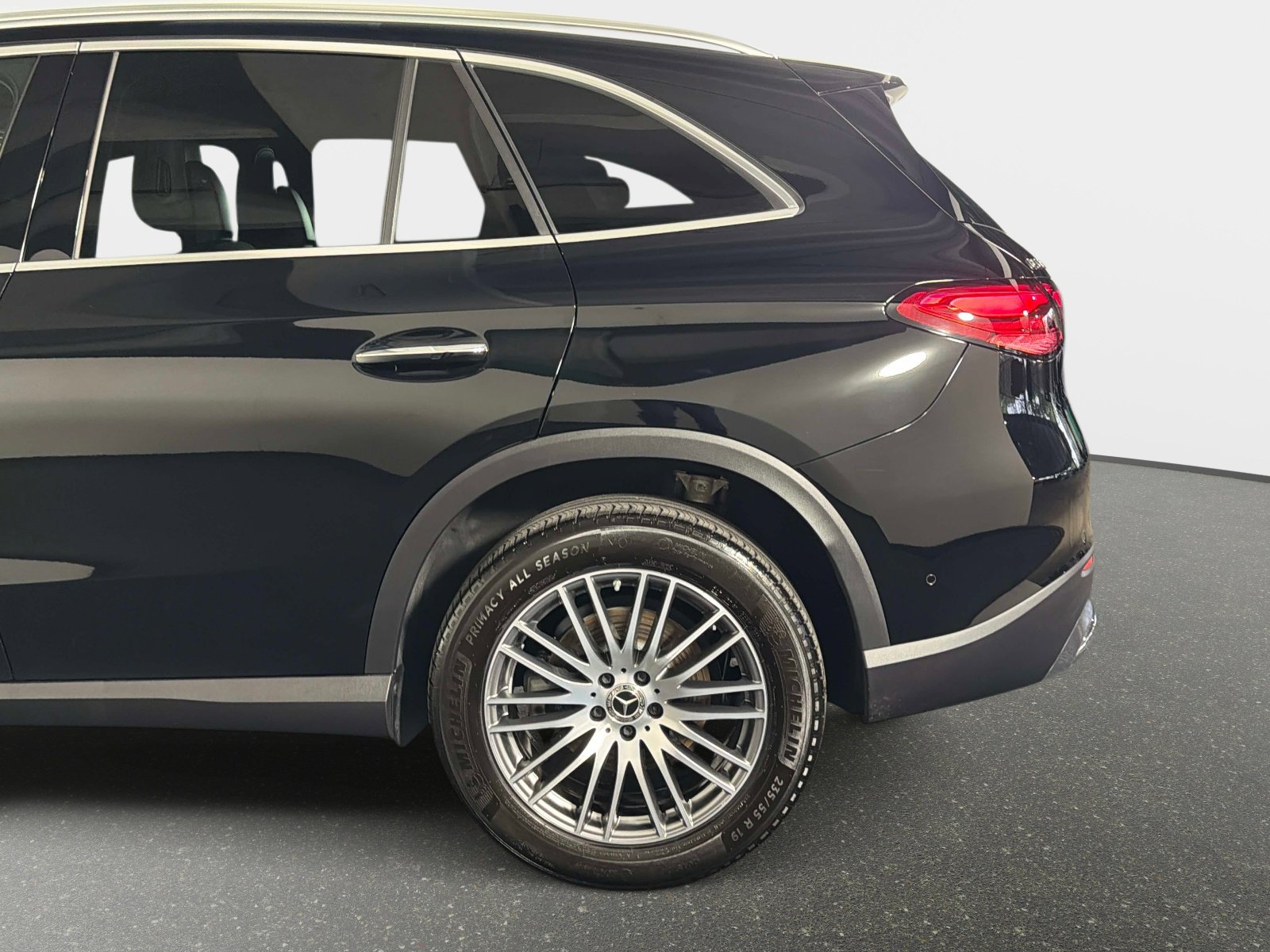 Used 2025 Mercedes-Benz GLC 300 4MATIC image 15