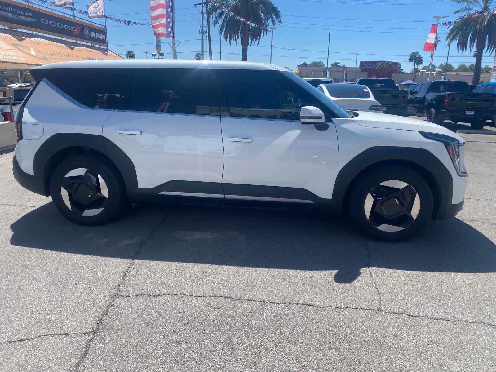 Used 2024 Kia EV9 Light Long Range RWD image 4