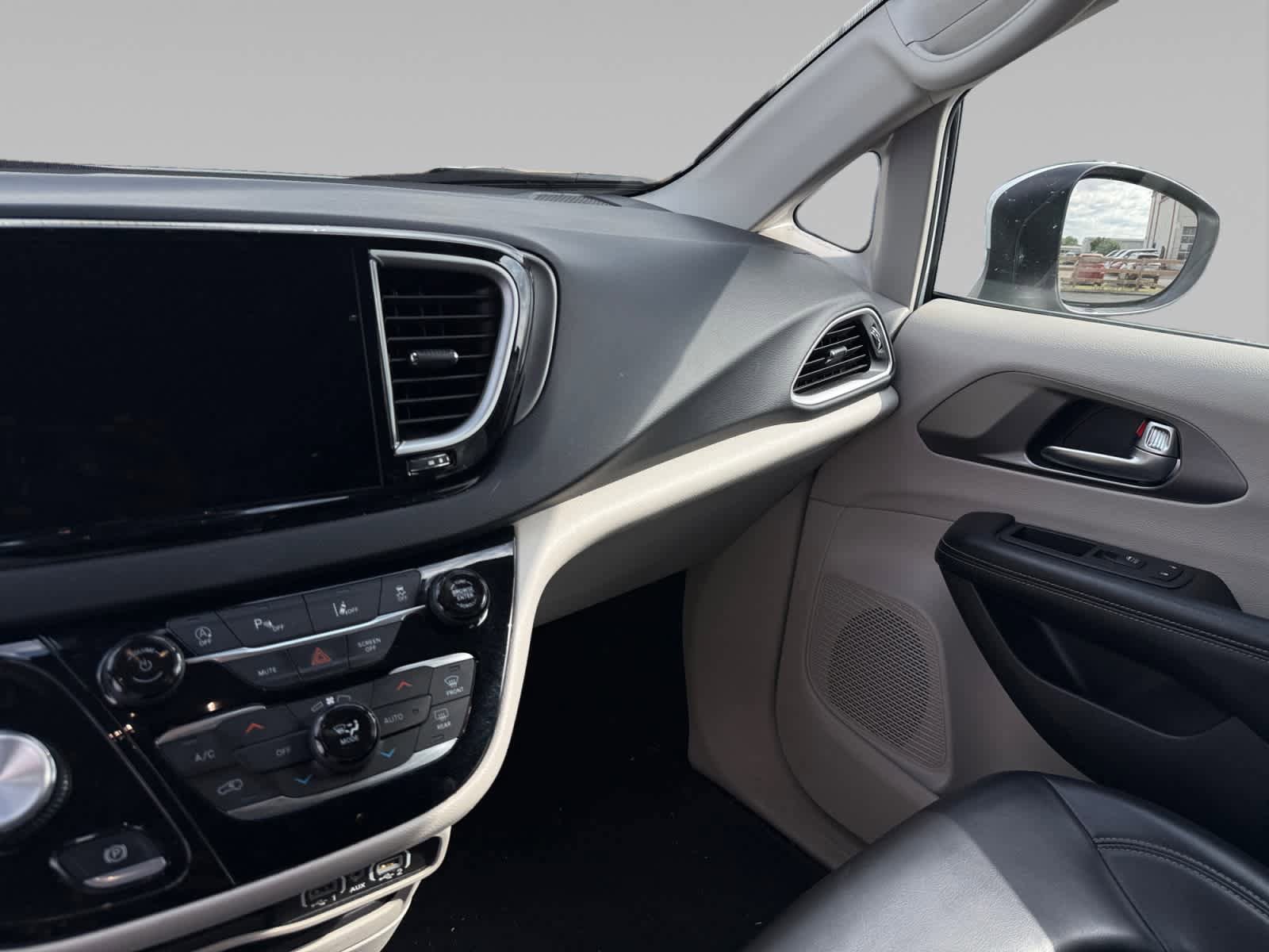Used 2023 Chrysler Pacifica Touring-L FWD image 21