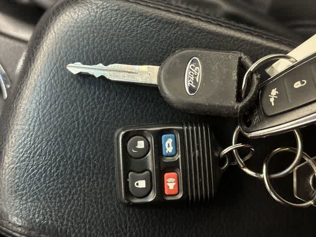 Used 2005 Ford Thunderbird RWD image 27