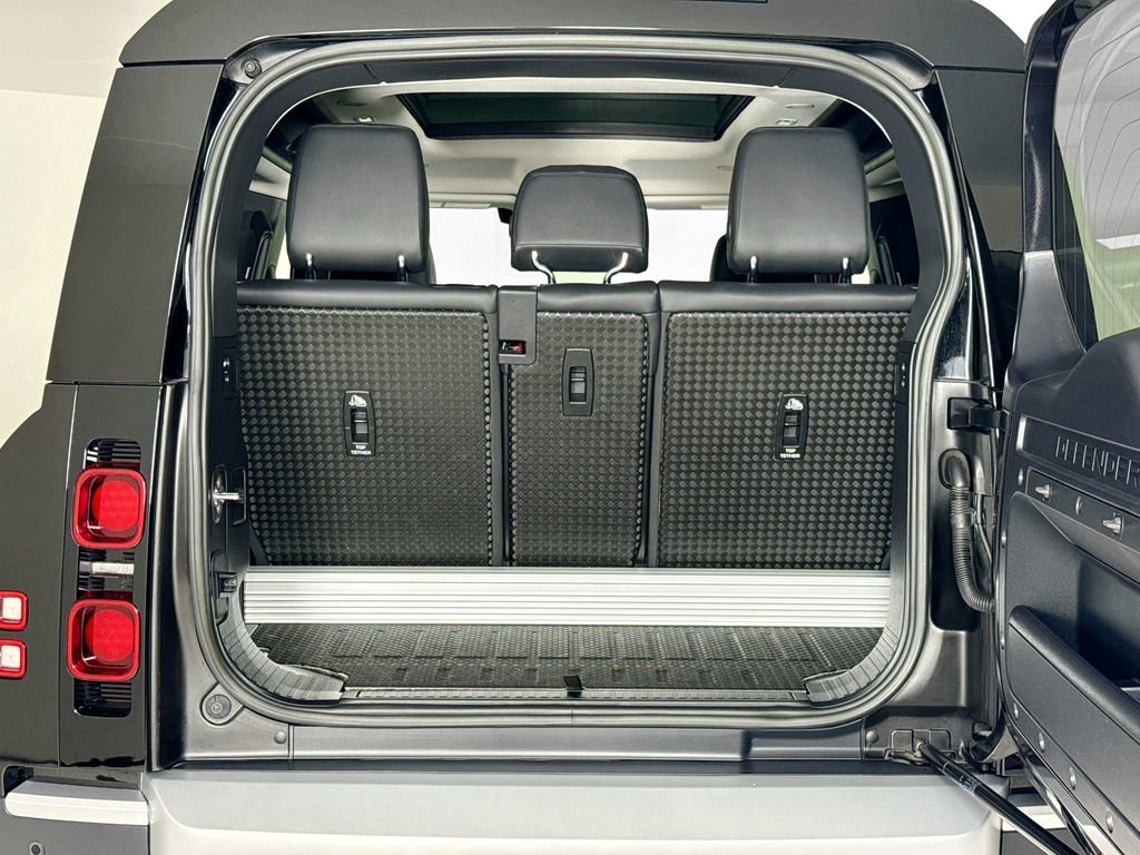 Used 2023 Land Rover Defender 90 S image 25