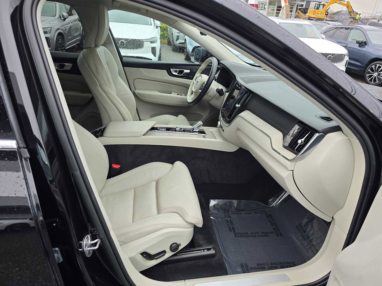 Certified 2023 Volvo XC60 B5 Ultimate w/ Climate Package image 11