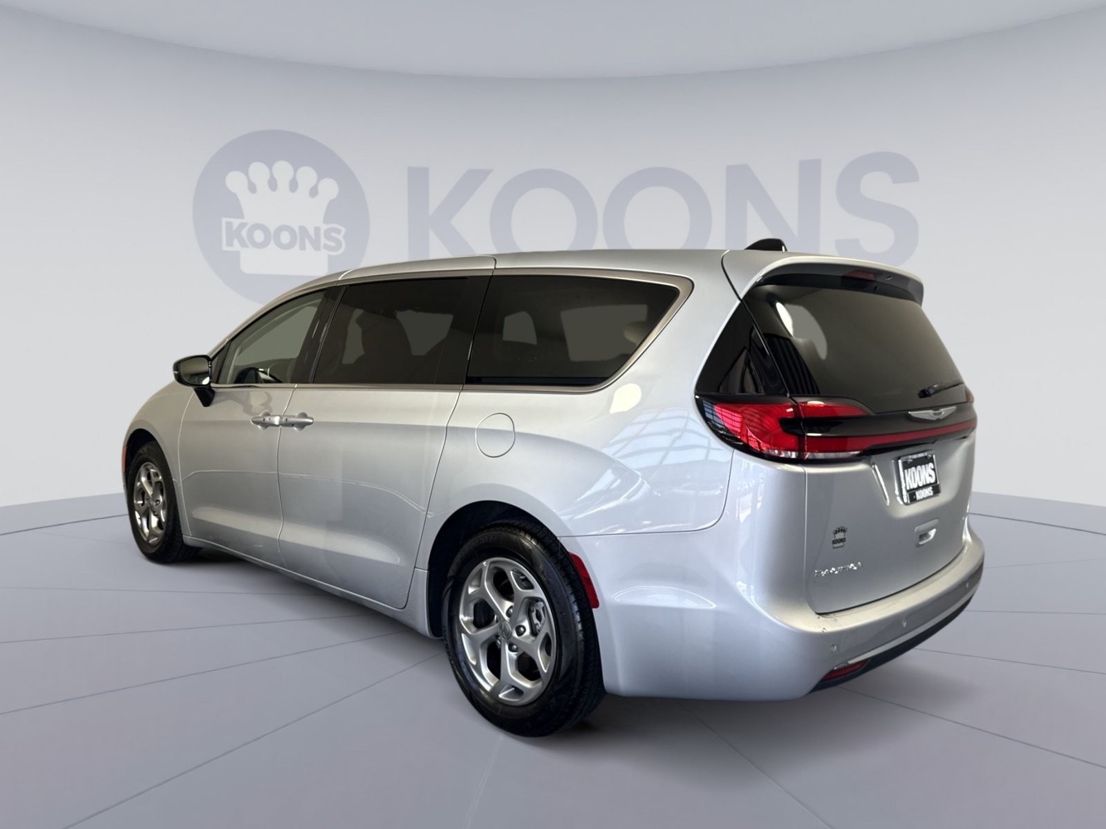 Used 2024 Chrysler Pacifica Limited FWD image 4