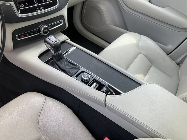 Used 2020 Volvo XC90 T6 Momentum AWD/4WD image 17