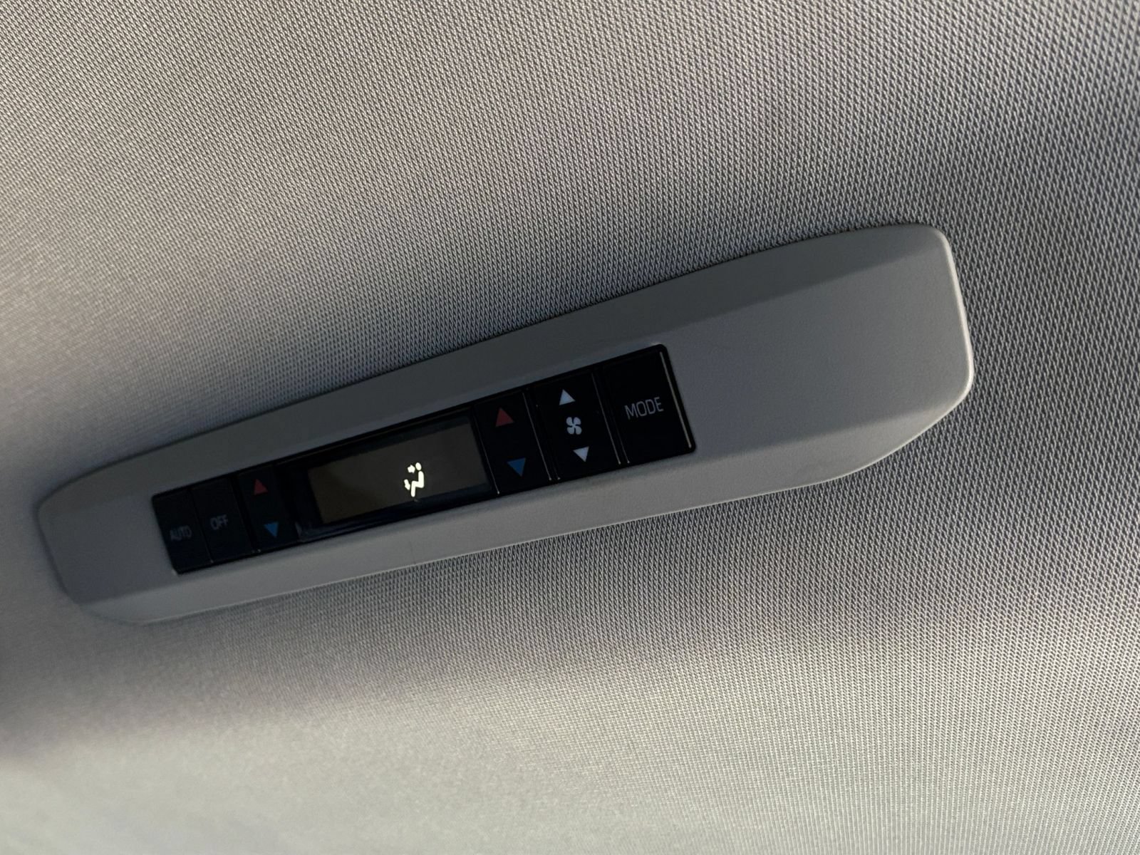 Used 2025 Toyota Sienna XLE FWD image 24