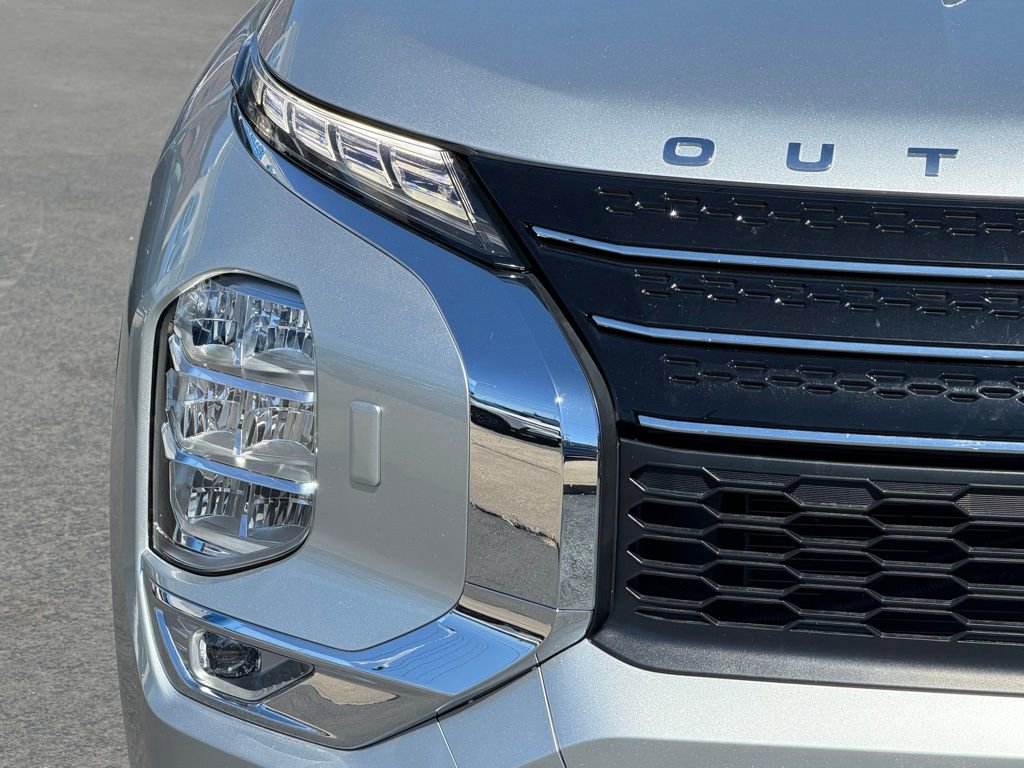 Used 2022 Mitsubishi Outlander SE AWD/4WD image 2