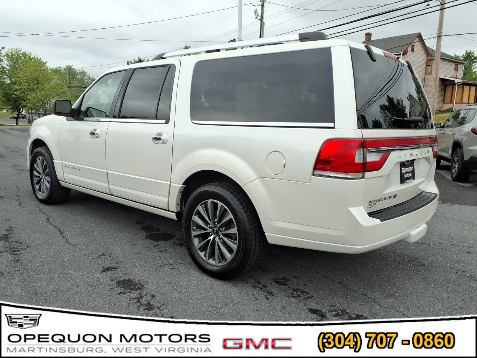 Used 2017 Lincoln Navigator L Select AWD/4WD image 4