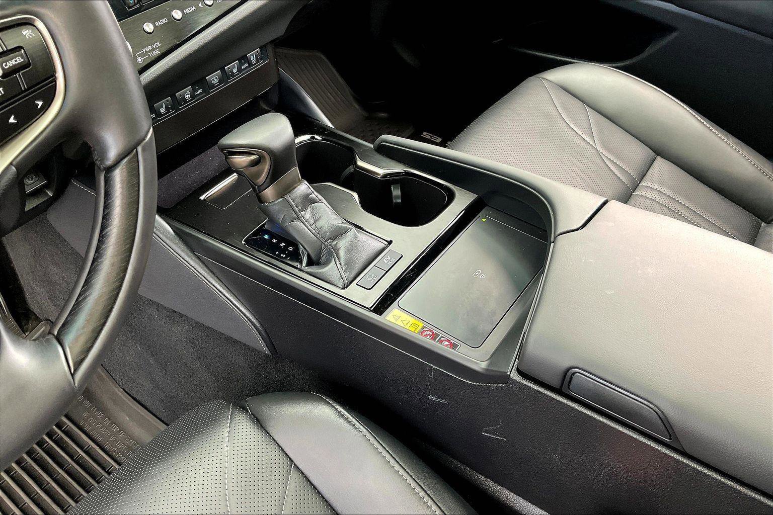 Used 2025 Lexus ES 300h w/ Luxury Package image 14