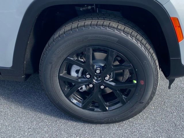 New 2025 Jeep Grand Cherokee Altitude image 11