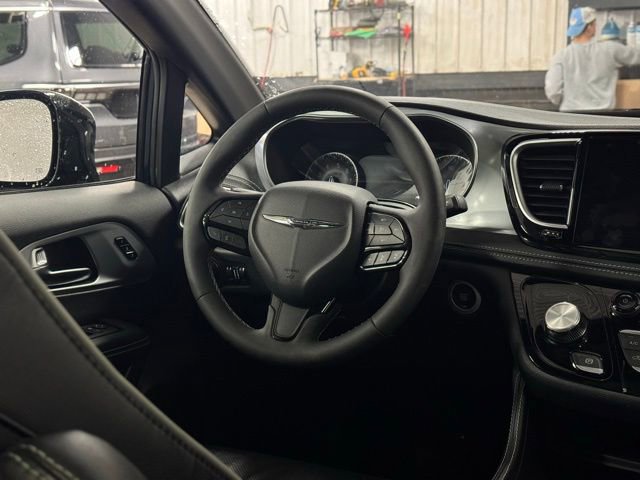 Certified 2025 Chrysler Pacifica Limited image 31
