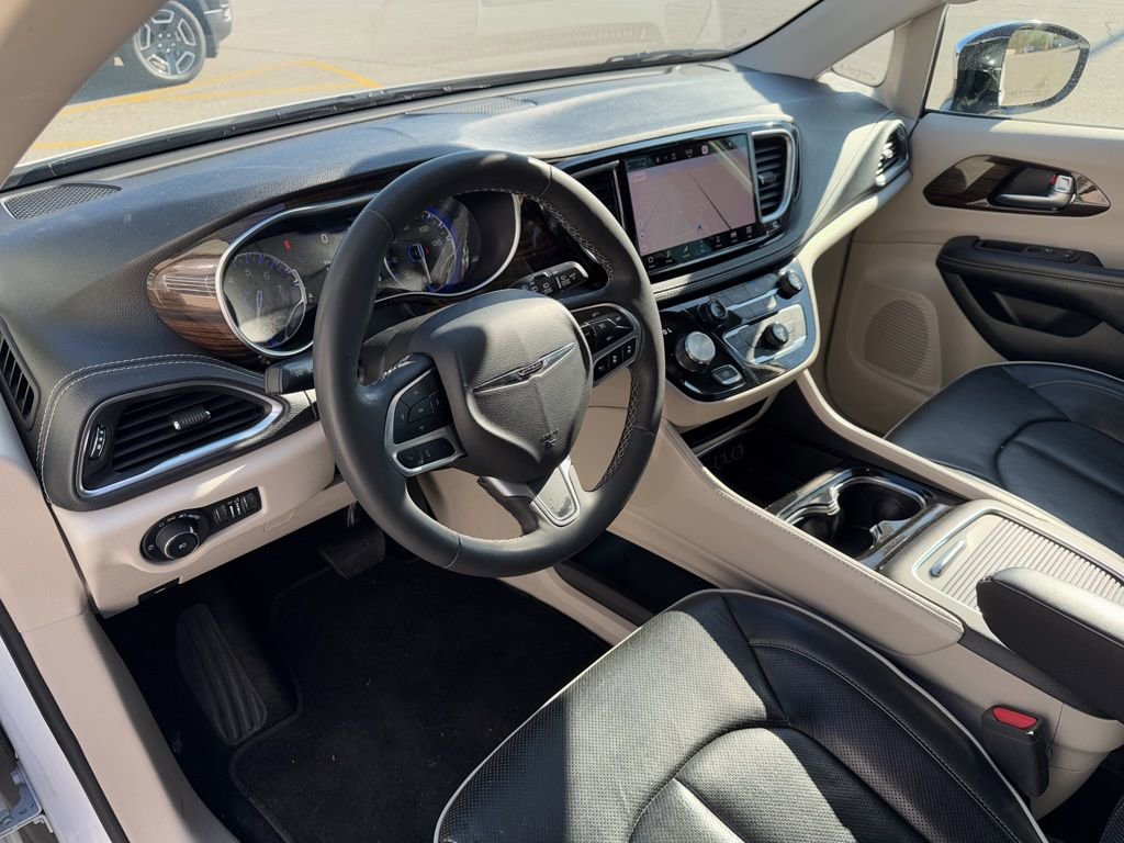 Used 2023 Chrysler Pacifica Limited FWD image 2