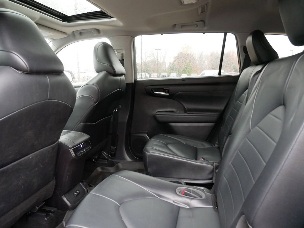 Used 2021 Toyota Highlander XLE image 30