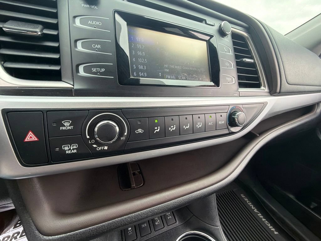 Used 2019 Toyota Highlander LE AWD/4WD image 22