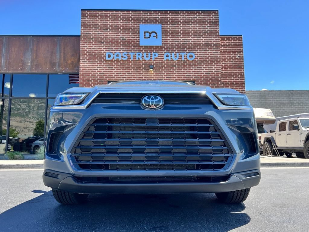 Used 2024 Toyota Grand Highlander AWD image 2